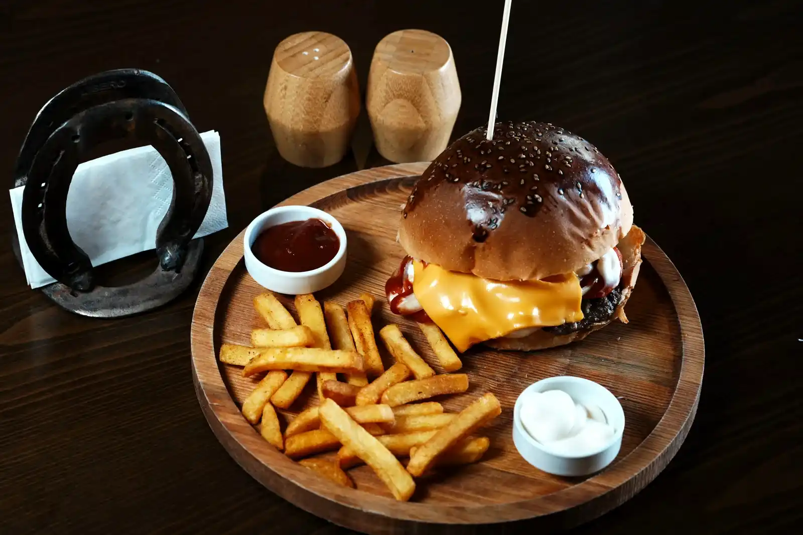 Cheeseburger Menü (Ev Yapımı Köfte İle Servis Edilir.)
