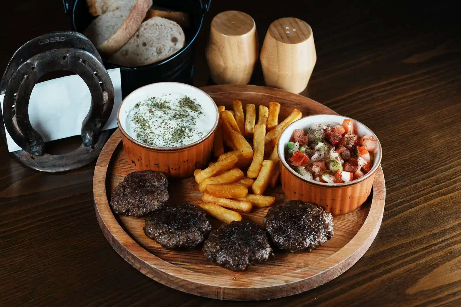 Izgara Köfte (240 gr) Patates Kızartması, Yoğurt Ve Çoban Salata Eşliğinde